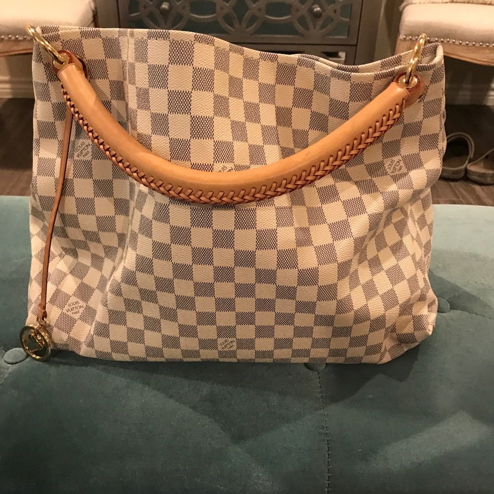 Louis Vuitton artsy mm worn once